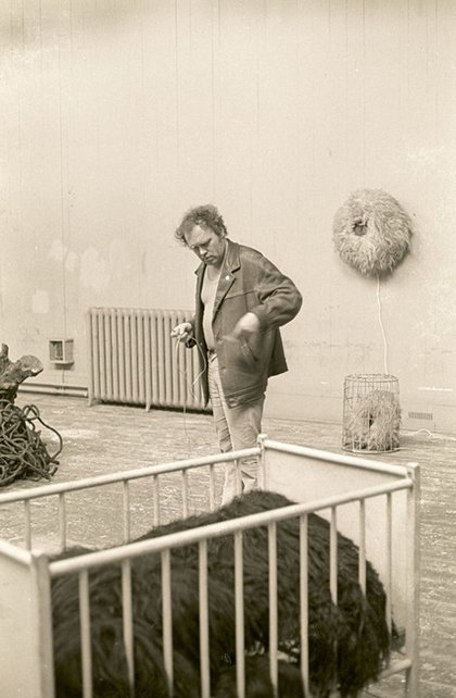 Fig.21 Günter Weseler sta preparando la sua installazione per Strategy: Get Arts presso l'Edinburgh College of Art, agosto 1970