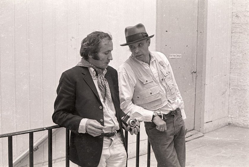 Fig.23 Richard Demarco (a sinistra) e Joseph Beuys all'Edinburgh College of Art durante l'installazione di The Pack (Das Rudel) di Beuys 1969 for Strategy: Get Arts, agosto 1970