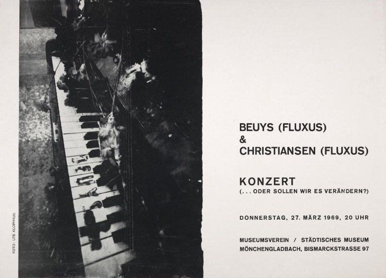 Fig.2 Invito a ... o dovremmo cambiarlo?  (... oder sollen wir es verändern?) di Joseph Beuys e Henning Christiansen, Städtisches Museum Mönchengladbach, 27 marzo 1969