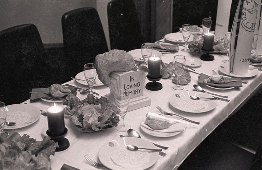 Fig.4 La cena trappola per banane di Daniel Spoerri del 1970, nella sala riunioni dell'Edinburgh College of Art per la mostra Strategy: Get Arts