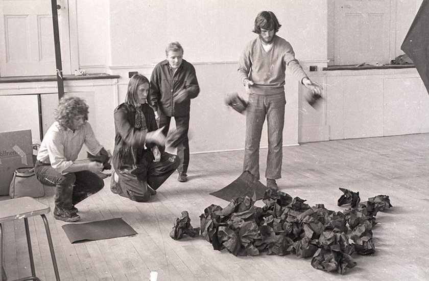 Fig.5 Reiner Ruthenbeck (terza a sinistra) con Alexander Hamilton (seconda a sinistra) e assistenti studenteschi non identificati del College of Art di Edimburgo durante l'installazione del lavoro di Ruthenbeck per Strategy: Get Arts presso l'Edinburgh College of Art, 1970