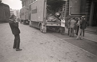 Fig.7 Richard Demarco fotografa l'arrivo dei trasporti da Düsseldorf all'Edinburgh College of Art, portando opere d'arte e materiali per la strategia: Get Arts, 1970